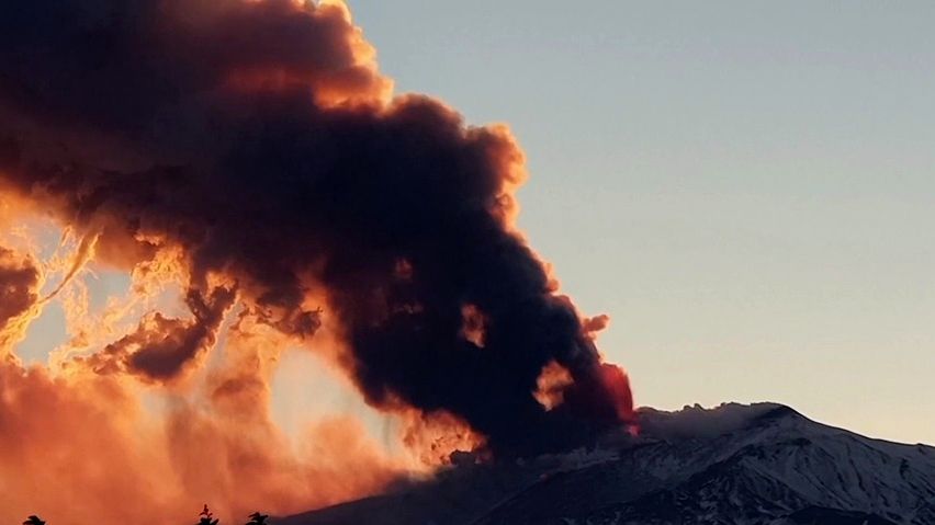 Video: Etna chrlí lávu, sopečný popel a kouř zastavily provoz letiště